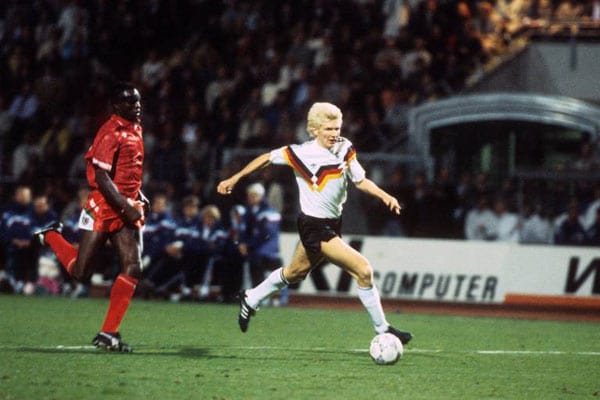Schon bei seinem ersten Länderspiel-Einsatz am 16. Oktober 1991 gegen Wales wurde Stefan Effenberg von den deutschen Fans gnadenlos ausgepfiffen. Dabei wurde der damalige Gladbacher erst in der 78. Minute für Thomas Doll eingewechselt.