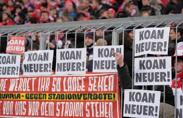 Die Bayern-Fans zeigen während der DFB-Pokal-Pleite gegen Schalke, was sie von einem Transfer Manuel Neuers zum Rekordmeister halten - Schmähgesänge und Pfeifkonzert inklusive.