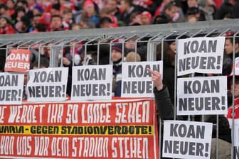 Die Bayern-Fans zeigen während der DFB-Pokal-Pleite gegen Schalke, was sie von einem Transfer Manuel Neuers zum Rekordmeister halten - Schmähgesänge und Pfeifkonzert inklusive.