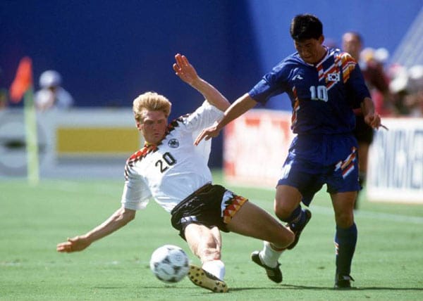 Effenberg bei der WM 1994. Nach schwacher Leistung gegen Südkorea zeigte er nach seiner Auswechslung den deutschen Schlachtenbummlern den Mittelfinger.
