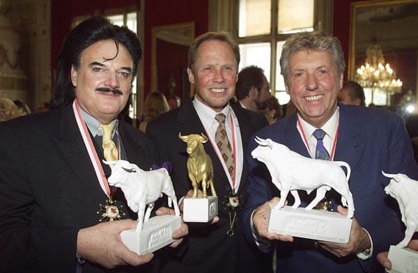Am 29. April 2000 erhielt Karl Moik gemeinsam mit Sänger und Schauspieler Peter Kraus und dem Münchner Modeschöpfer Rudolph Moshammer den Stier der Hohensalzburger, die höchste Faschingsauszeichnung Österreichs.