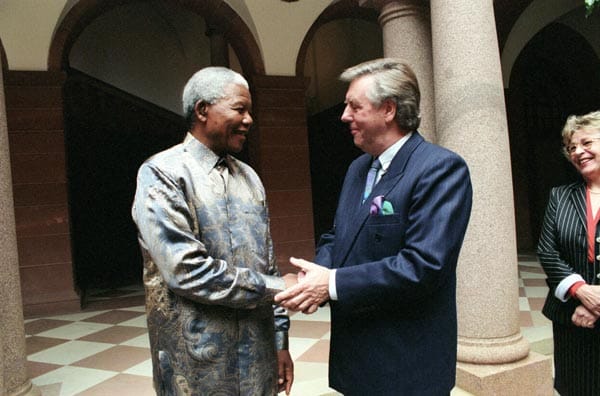 Vor allen in den 1990er Jahren zog es Karl Moik und den kompletten "Musikantenstadl" in die weite Welt hinaus. So wurden Städte wie Melbourne, Toronto und auch Kapstadt, wo er Präsident Mandela die Hand schütteln konnte, mit Lederhosen und Volksmusik bekannt gemacht.
