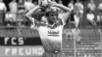 Der gebürtige Stuttgarter Jürgen Klopp trat 1990 beim FSV Mainz 05 seine erste und einzige Station im deutschen Profifußball an. Zuvor hatte er als Amateur unter anderem für die zweite Mannschaft von Eintracht Frankfurt die Fußballschuhe geschnürt.