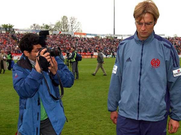 Große Enttäuschung: Am letzten Spieltag der Saison 2001/2002 verpasste Klopp mit dem FSV den Aufstieg ins Oberhaus. Die Mainzer rutschten durch eine Niederlage bei Union Berlin auf den vierten Platz ab und der VfL Bochum stieg auf.