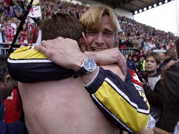 Im dritten Anlauf schaffte es Jürgen Klopp 2004 schließlich, den FSV Mainz 05 zum ersten Mal in der Vereinsgeschichte in die Bundesliga zu führen. Da durften auch schon mal Tränen fließen.