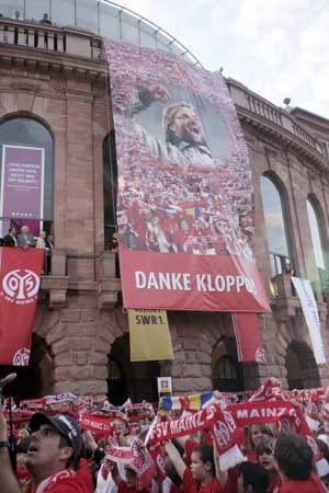 Im darauffolgenden Jahr endete die Ära Jürgen Klopp beim FSV Mainz 05. Der Trainer hatte angekündigt, bei Verpassen des Aufstiegs seinen Vertrag nicht zu verlängern. Zwei Punkte fehlten am Ende, die Fans bereiteten ihrem Idol dennoch einen standesgemäßen Abschied in der Mainzer Innenstadt.