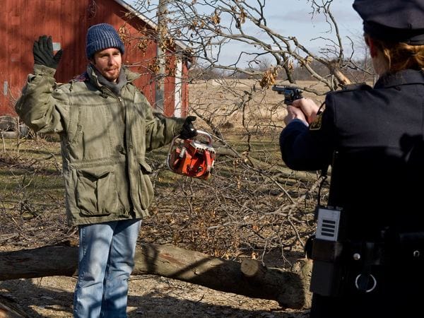 1980 wird Kenny Waters (Sam Rockwell) von Officer Nancy Taylor (Melissa Leo) abgeführt. Ihm wird vorgeworfen, den Mord an einer jungen Frau begangen zu haben.