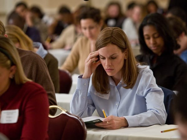 Neben ihrem Kellnerjob holt Betty Anne ihren Schulabschluss nach und beginnt ein Jurastudium, um als Anwältin für die Freilassung ihres Bruders zu kämpfen.