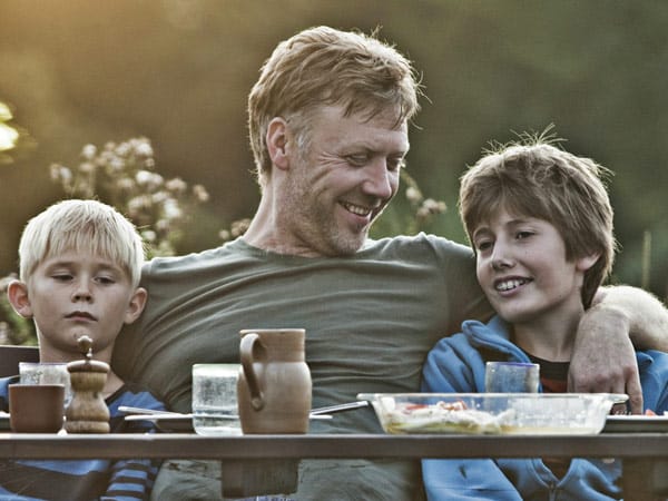 Anton (Mikael Persbrandt) ist hin- und hergerissen zwischen seinem Leben in Dänemark mit seinen beiden Söhnen Morton (Toke Lars Bjarke) und Elias (Markus Rygaard) ... Anton (Mikael Persbrandt) ist hin- und hergerissen zwischen seinem Leben in Dänemark mit seinen beiden Söhnen Morton (Toke Lars Bjarke) und Elias (Markus Rygaard) ...