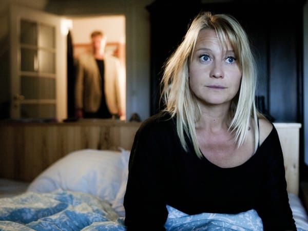 Seine Ehe mit Marianne (Trine Dyrholm) steht auf der Kippe, denn nicht nur Antons ständige Auslandsaufenthalte,... Seine Ehe mit Marianne (Trine Dyrholm) steht auf der Kippe, denn nicht nur Antons ständige Auslandsaufenthalte,...
