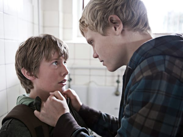 Antons Sohn Elias wird in der Schule gemobbt. Doch der introvertierte Junge wehrt sich nicht. Als er eines Tages von Sofus (Simon Maagaard Holm) bedroht wird, kommt ihm Christian zur Hilfe. Antons Sohn Elias wird in der Schule gemobbt. Doch der introvertierte Junge wehrt sich nicht. Als er eines Tages von Sofus (Simon Maagaard Holm) bedroht wird, kommt ihm Christian zur Hilfe.