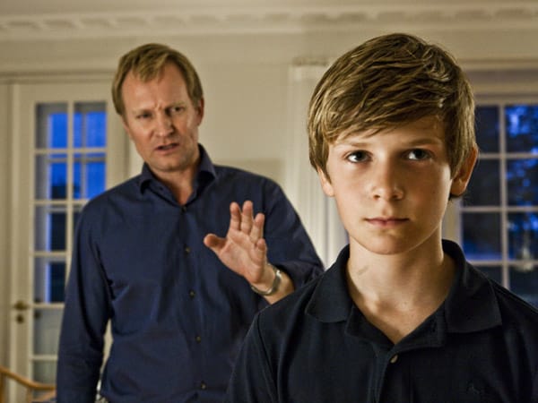 Der 12-jährige Christian (William Jøhnk Nielsen) ist neu auf der Schule. Er ist nach dem Tod seiner Mutter mit seinem Vater Claus (Ulrich Thomsen) zu seiner wohlhabenden Großmutter gezogen. Der 12-jährige Christian (William Jøhnk Nielsen) ist neu auf der Schule. Er ist nach dem Tod seiner Mutter mit seinem Vater Claus (Ulrich Thomsen) zu seiner wohlhabenden Großmutter gezogen.