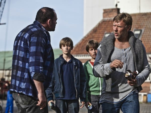 Auf dem Spielplatz kommt es zum Streit zwischen Anton und Lars (Kim Bodina), dem Vater eines anderen Jungen. Anton reagiert nicht auf die Ohrfeige von Lars. Christian und Elias planen, Lars' Auto mit einer selbst gebastelten Bombe in die Luft zu jagen. Auf dem Spielplatz kommt es zum Streit zwischen Anton und Lars (Kim Bodina), dem Vater eines anderen Jungen. Anton reagiert nicht auf die Ohrfeige von Lars. Christian und Elias planen, Lars' Auto mit einer selbst gebastelten Bombe in die Luft zu jagen.