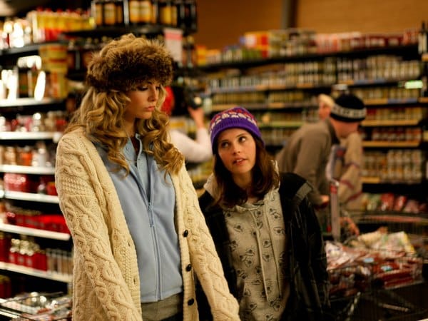 Auch Georgie (Tamsin Egerton) verbringt den Winter als "Charlet Girl" in den Alpen. Doch von ihrer Mitstreiterin Kim, die so gar nicht in die luxuriöse Welt der Alpen passt, ist sie nicht gerade begeistert. Auch Georgie (Tamsin Egerton) verbringt den Winter als "Charlet Girl" in den Alpen. Doch von ihrer Mitstreiterin Kim, die so gar nicht in die luxuriöse Welt der Alpen passt, ist sie nicht gerade begeistert.