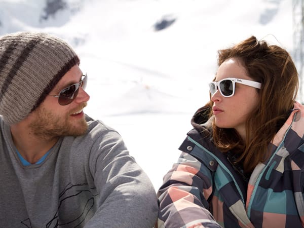 So unsicher sich Kim auch auf dem Parkett der Reichen und Schönen bewegt, auf dem Snowboard bringt sie so schnell keiner ins Schlingern. Also fängt sie an, mit dem Finnen Mikki (Ken Duken) für den "Roxy-Slopestyle"-Wettbewerb zu trainieren. So unsicher sich Kim auch auf dem Parkett der Reichen und Schönen bewegt, auf dem Snowboard bringt sie so schnell keiner ins Schlingern. Also fängt sie an, mit dem Finnen Mikki (Ken Duken) für den "Roxy-Slopestyle"-Wettbewerb zu trainieren.