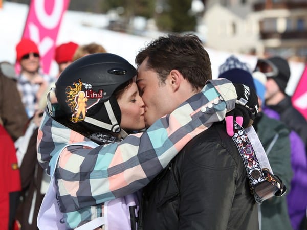 ... sondern auch das Herz von Jonny. Aber die Wintersaison ist bald zu Ende, und damit endet auch Kims Job als "Chalet Girl". ... sondern auch das Herz von Jonny. Aber die Wintersaison ist bald zu Ende, und damit endet auch Kims Job als "Chalet Girl".