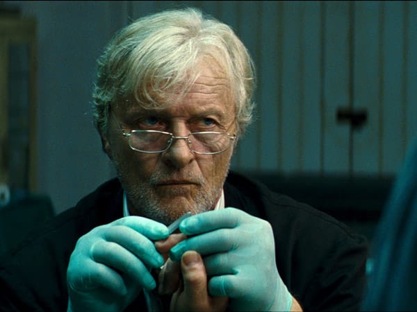 Mit der Exorzistenausbildung reagiert der Vatikan auf die steigende Anzahl an Dämonenbesessenen. Laut Istvan Kovak (Rutger Hauer) wurden dem Vatikan in einem Jahr eine halbe Million Besessene gemeldet.