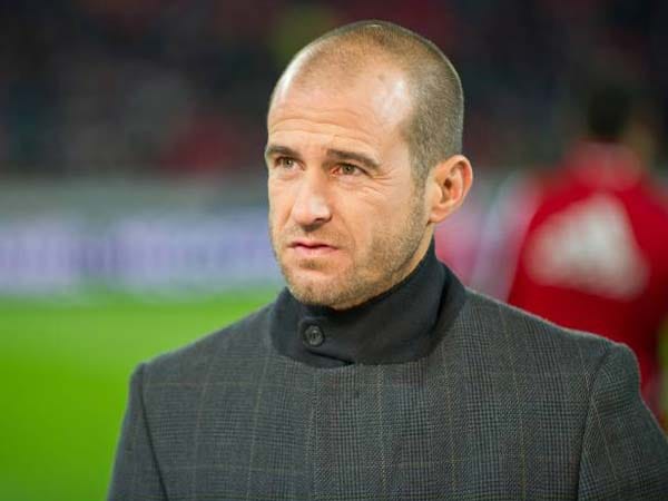 Mehmet Scholl ist eine Ikone beim FC Bayern. Der 40-Jährige trainierte von 2009 bis 2010 die Reserve des Rekordmeisters und plant für 2011 den Erwerb der Fußballlehrer-Lizenz.