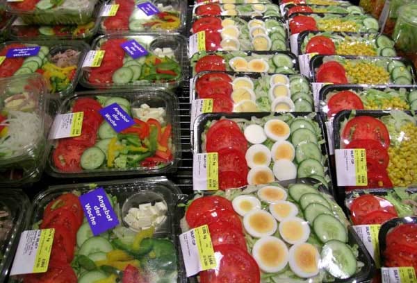 Abgepackte Salate gibt es mittlerweile in beliebigen Mischungen.