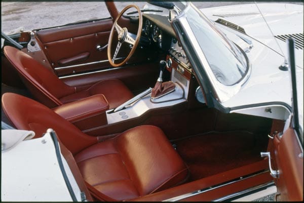Im Innenraum geht es Jaguar-typisch recht eng zu, doch der Fahrer hat dank der schmalen A-Säule eine gute Übersicht.