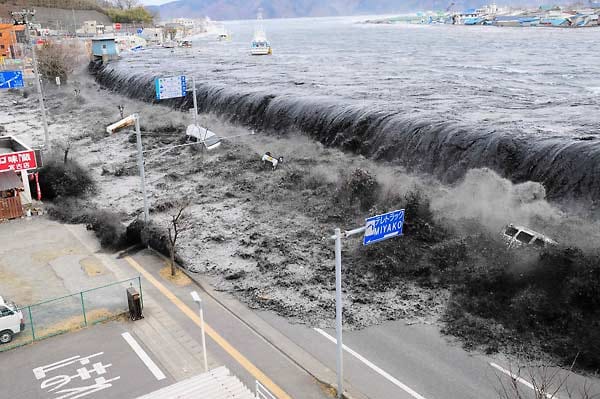 Die Beschädigung am Kernkraftwerk Fukushima wurde von einem Erdbeben mit einem Tsunami als Folge ausgelöst. Am Morgen des 11. März (Freitag) hatte ein Erdbeben der Stärke 9,0 die japanische Ostküste erschüttert. Vier Meter hohe Wellen treffen nur eine halbe Stunde später aufs Land.