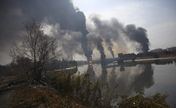 Auch Ölraffinerien gerieten durch das Erdbeben in Brand.