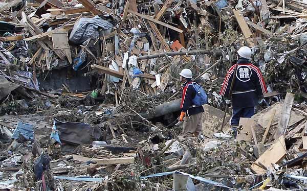 Zwischen den Trümmern suchten Helfer und Rettungskräfte tagelang nach Überlebenden.