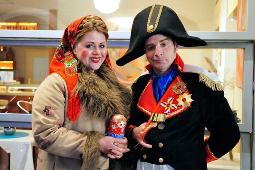 Olga (Jana Lissovskaia, l.) und Fechner (Christian Buse, r.) verstehen sich beim Karneval prächtig.