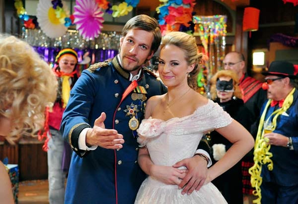 Nic (Hendrik Borgmann, l.) und Toni (Sandra Koltai, r.) verzaubern die Karnevalsparty im "Uns Veedel" als viktorianisches Pärchen.