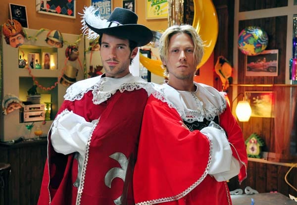 Die Musketiere Marlon (Simon-Paul Wagner, r.) und Dino (Marc Philipp, l.) sind bereit für die Karnevals-Party im "Uns Veedel".