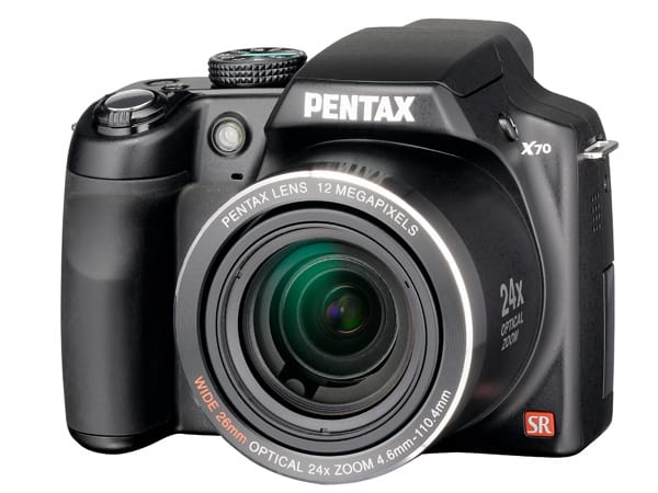 Die Pentax X70 ist eine sehr gut ausgestattete Bridgekamera für ambitionierte Fotografen, die aber die Anschaffung einer teuren Spiegelreflexausrüstung scheuen und eine noch kompakte Kamera mit gutem Leistungsumfang suchen. Die Kamera kostete alnge rund 400 Euro. Da es mit der Pentax X90 jetzt einen Naschfolger gibt, geht die X70 derzeit im Schnitt für 275 Euro über den Ladentisch.