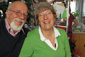 Kapitän Hans-Werner Mnich und seine Frau Gudrun. Seit mehr als 32 Jahren sind sie ein Paar. Der harte Alltag als Binnenschiffer schweißt sie zusammen.