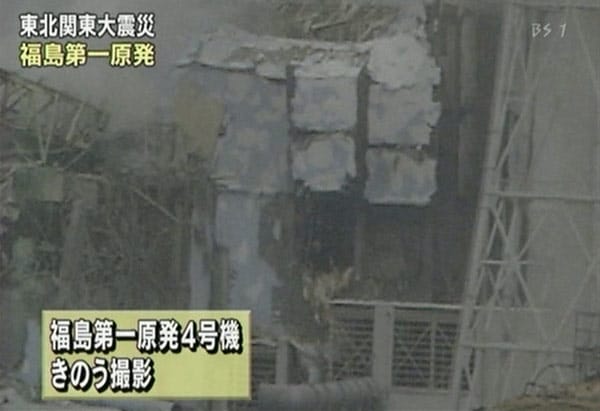 Fernsehbilder zeigen das Ausmaß der Zerstörung an Block 4. Dort soll eine unkontrollierte Kernschmelze im Gange sein.