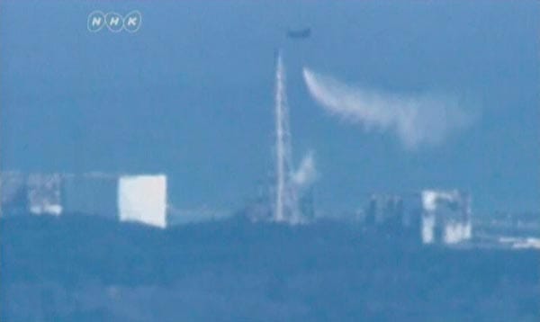 Schon gestern versuchte man alles, um die überhitzten Reaktoren zu kühlen: Militärhubschrauber schütteten Tonnen von Wasser auf die beschädigten Reaktoren 3 und 4, wie hier Bilder des Fernsehsenders NHK zeigen.