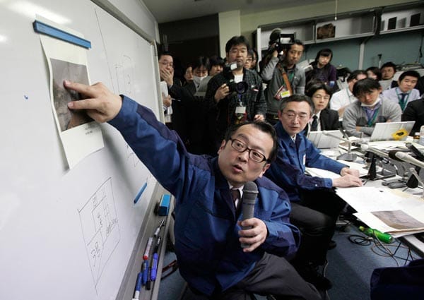 Nach einem Aufruf des AKW-Betreibers Tepco haben sich 20 freiwillige Helfer gemeldet, die die 50 im Kraftwerk verbliebenden Arbeiter und Techniker unterstützen sollen. Sie versuchen derzeit alles, um die nukleare Katastrophe im Atomkraftwerk Fukushima 1 abzuwenden.