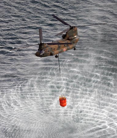 Die Militärhubschrauber holten immer wieder Wasser aus dem Meer und warfen es kurz darauf über dem Unglücks-AKW ab. Jeder der Hubschrauber kann nach Angaben des Fernsehsenders NHK 7,5 Tonnen Wasser aufnehmen.