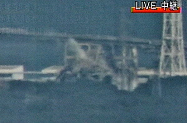 Am Morgen war im japanischen Fernsehen zu sehen, wie weißer Rauch von Block 2 des Atomkraftwerks Fukushima 1 aufsteigt. Die Ursache dafür war aber völlig unklar.