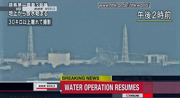 Zuvor schockte die Zeitung "Mainichi Shimbun" mit dem Bericht, dass es den Betreibern des Atomkraftwerks Fukushima 1 angeblich von der Regierung verboten wurde, ihre Mitarbeiter von der Anlage abzuziehen. Der Energieversorger Tepco hätte schon am Montag die Sorge um die Sicherheit der Angestellten geäußert