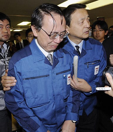 Akio Komori (links), der Geschäftsführer des AKW-Betreibers Tokyo Electric Power Co. (TEPCO), weint nach einer Pressekonferenz in Fukushima am 18. März 2011. Eine Woche nach dem starken Erdbeben mit dem dadurch verursachten, verheerenden Tsunami ist klar geworden, dass die japanische Regierung und die Betreiberfirma TEPCO auf das Ausmaß der Katastrophe nicht vorbereitet waren.