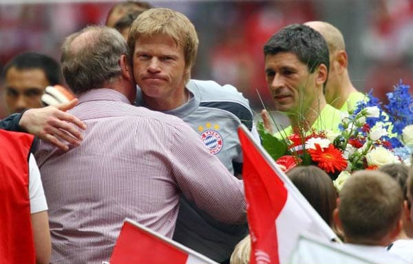 Oliver Kahn beendete seine Karriere recht unspektakulär - bei seinem langjährigen Arbeitgeber Bayern München. Hier wird er geherzt von Uli Hoeneß.