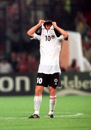 Das Ende von Lothar Matthäus hätte viel schlimmer nicht sein können: Bei der EM 2000 in Holland und Belgien schied der damals 39-Jährige mit der Nationalmannschaft bereits in der Vorrunde aus.