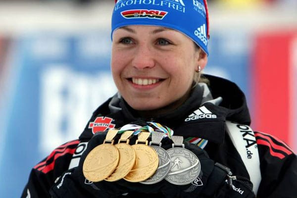 Zum Saison-Höhepunkt ist Magdalena Neuner kaum zu schlagen: Bei der WM im russischen Chanty-Mansijsk räumt sie drei Mal Gold und zwei Mal Silber ab und ist mit jetzt zehn WM-Titeln erfolgreichste Biathletin bei Weltmeisterschaften.