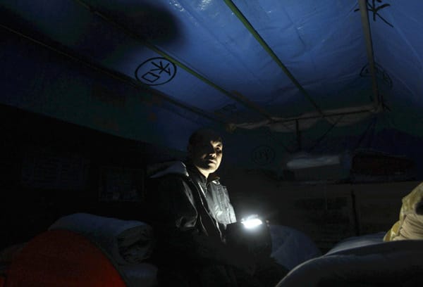 Der Fischer Kazuyuki Honga verbringt die erste Nacht seit dem Erdbeben in seinem Haus in Kamaishi. Der freiliegende dritte Stock wurde mit einer Plane abgedeckt.