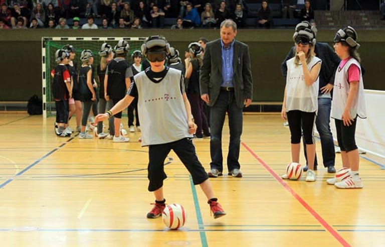 Schüler des Lise-Meitner-Gymnasiums in München konnten erste Erfahrungen im Blindenfußball sammeln.