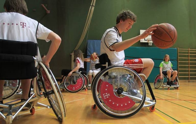 Der Umgang mit Rollstuhl und Ball gleichzeitig erfordert einiges an Konzentration von den Schülern.