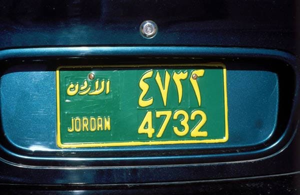 Dieses Nummernschild stammt aus Jordanien.