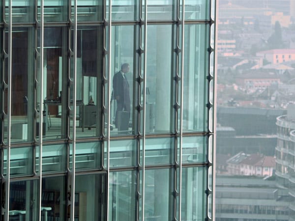 Dieses Mal hat es den zielstrebigen Bankangestellten nach Frankfurt verschlagen. Dort arbeitet er unter Robert Cordes, dem "Banker des Jahres". Dieses Mal hat es den zielstrebigen Bankangestellten nach Frankfurt verschlagen. Dort arbeitet er unter Robert Cordes, dem "Banker des Jahres".