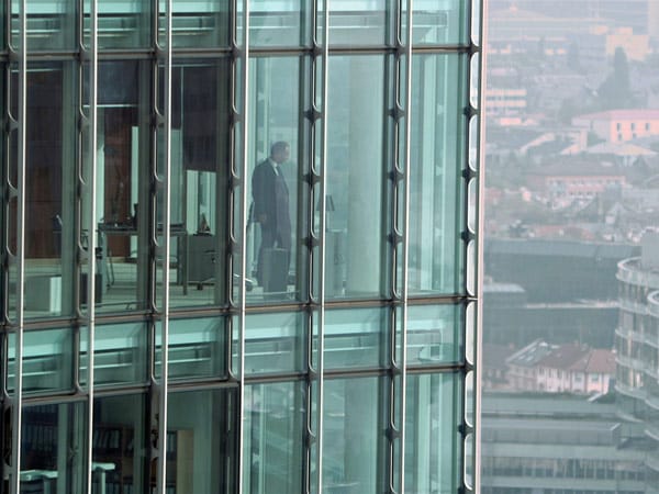 Dieses Mal hat es den zielstrebigen Bankangestellten nach Frankfurt verschlagen. Dort arbeitet er unter Robert Cordes, dem "Banker des Jahres".