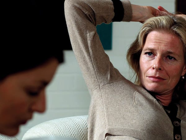Auch wenn die Affäre mit Cordes für Svenja keine große Bedeutung hat, versucht sie sich anlässlich eines Besuchs bei Cordes' Ehefrau Claudia (Corinna Kirchhoff) vorzustellen, wie es wäre, die Ehefrau eines Spitzenbankers zu sein. Auch wenn die Affäre mit Cordes für Svenja keine große Bedeutung hat, versucht sie sich anlässlich eines Besuchs bei Cordes' Ehefrau Claudia (Corinna Kirchhoff) vorzustellen, wie es wäre, die Ehefrau eines Spitzenbankers zu sein.