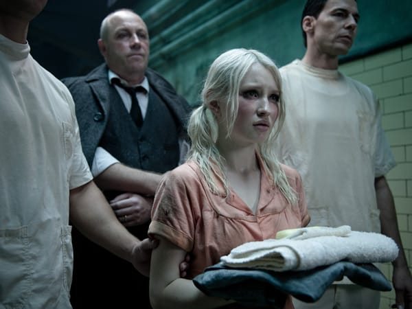 Nachdem die junge Babydoll (Emily Browning) ihre Liebsten verliert, wird sie von ihrem Stiefvater in die Anstalt "Lennox House" gebracht und dort weggesperrt. Nachdem die junge Babydoll (Emily Browning) ihre Liebsten verliert, wird sie von ihrem Stiefvater in die Anstalt "Lennox House" gebracht und dort weggesperrt.